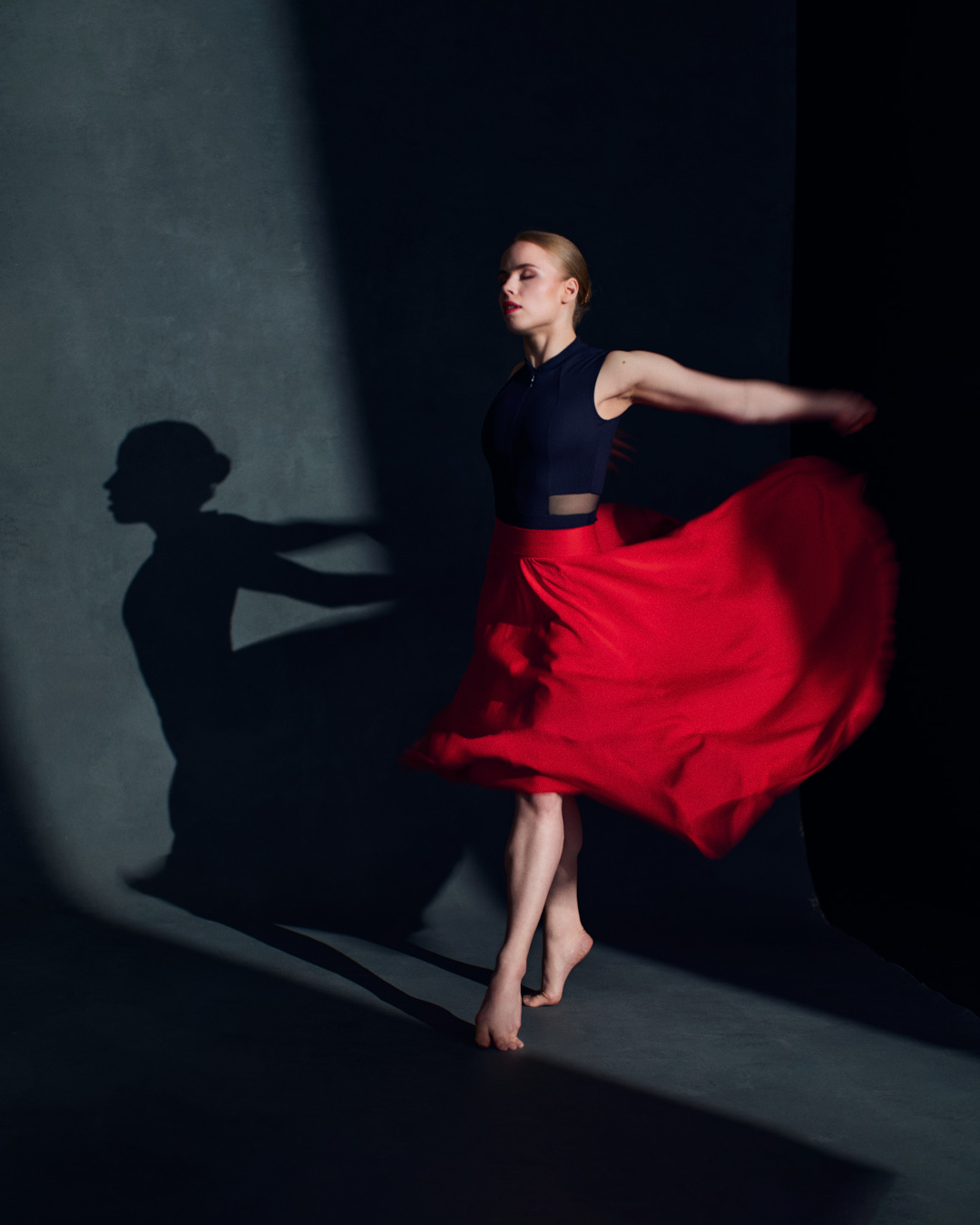 Muotokuva tanssijasta, liike ja tunnelma, punainen mekko