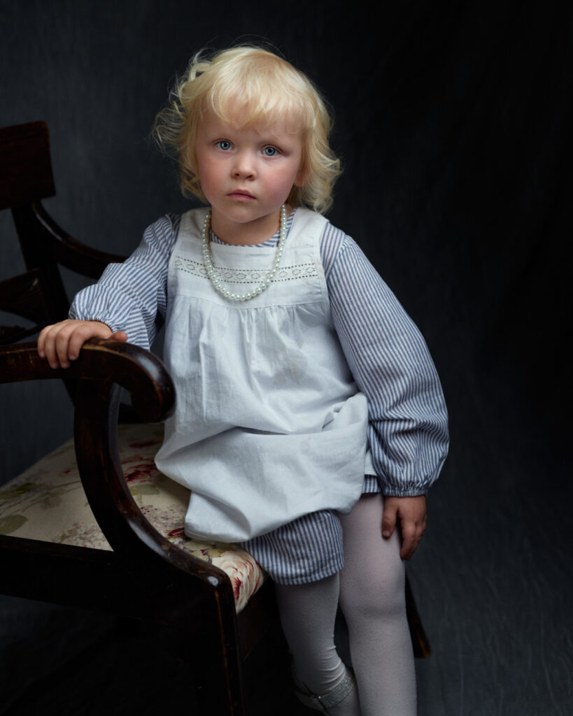 Vanhan ajan tuoli ja maalauksellinen lapsikuva