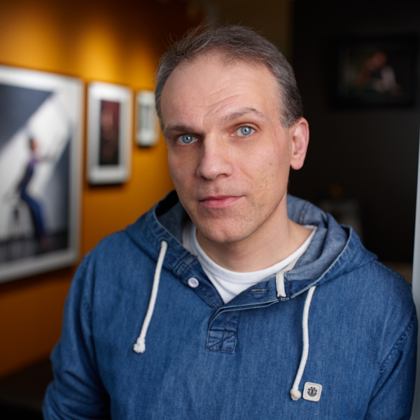 Valokuvaaja Sami Reivinen kuvattuna Valokuvaamo KLIK:n galleriassa