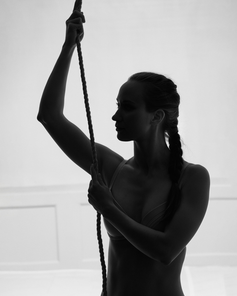 Taiteellinen mustavalkoinen boudoir kuva naisesta alusvaaatteilla