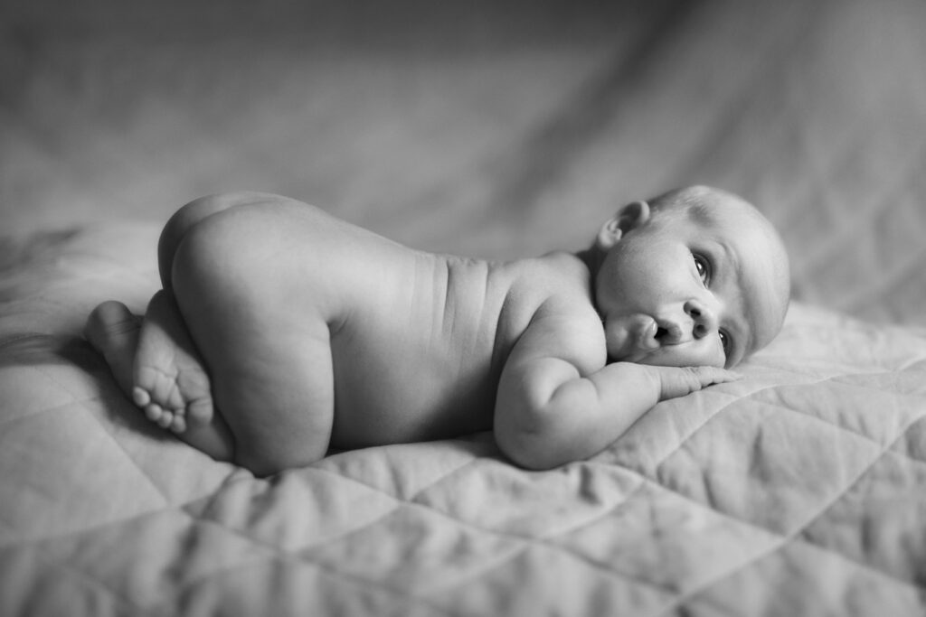 Newborn-kuvaus, vastasyntynyt nukkuu – Valokuvaamo KLIK, Tampere
