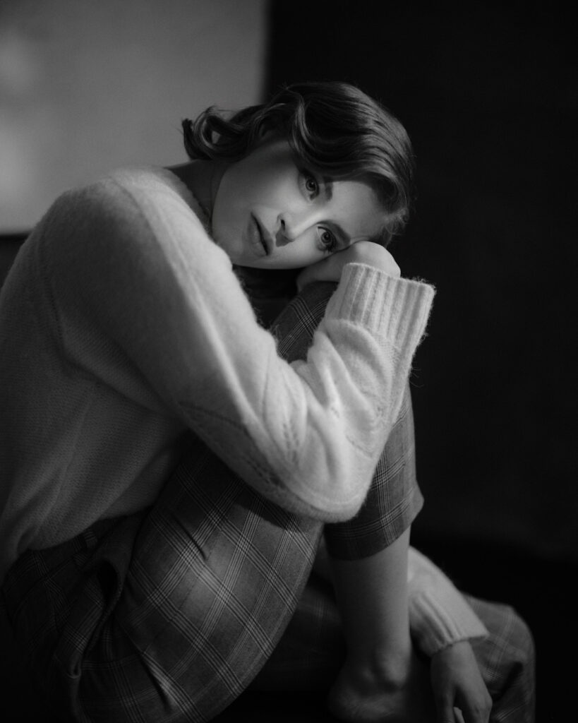 Mustavalkoinen kuva nuoresta naisesta vanhalla tyylillä, otettu samaan aikaan ylioppilaskuvauksen kanssa