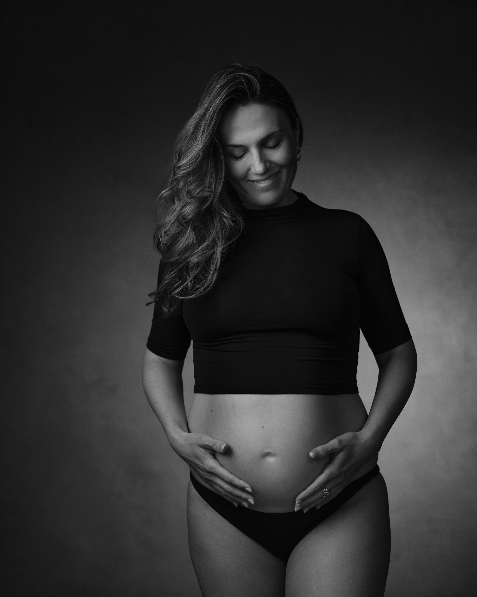 Mustavalkoinen raskauskuva studiossa